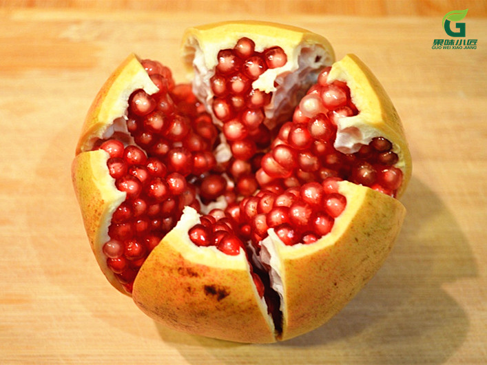 石榴怎么才能完全的剥开呢,石榴剥开技巧