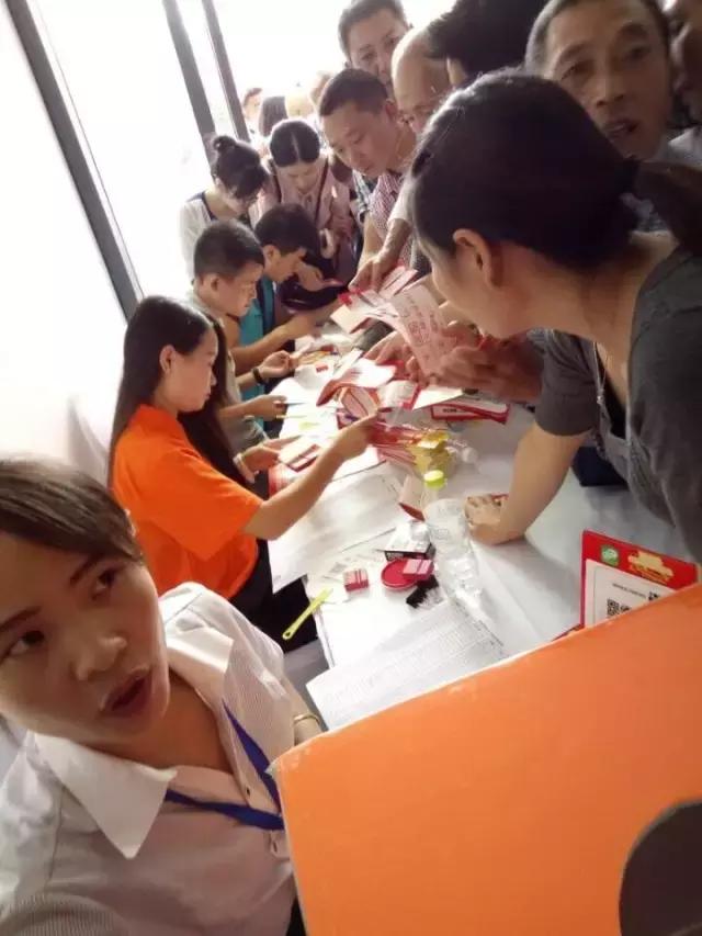 昨天临平两大地标建筑被挤爆了！今天还要继续！