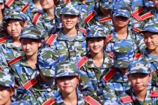 李易峰看赵丽颖的眼神假装不熟,看到李易峰和赵丽颖就精神抖擞