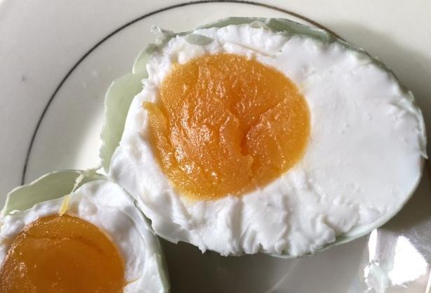 做咸蛋怎么做法最好吃不会裂壳,怎么泡咸蛋才能做出没有油的咸蛋