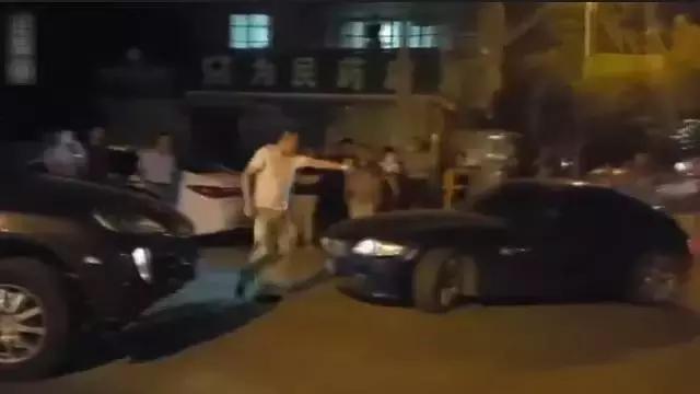 宝马女司机和卡宴,保时捷车主惹毛宝马女司机