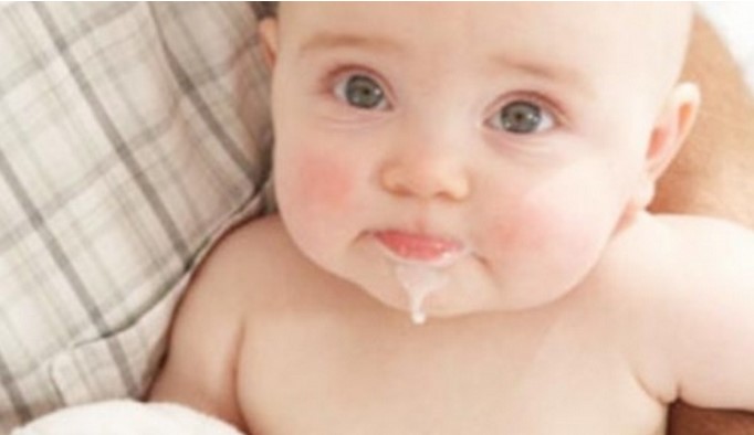 宝宝频繁溢奶吐奶怎么办,新生儿老是溢奶正常吗怎么解决