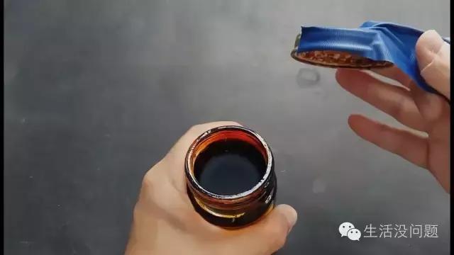 瓶盖太紧扭不开怎么办,加固胶黏在瓶盖上打不开怎么办