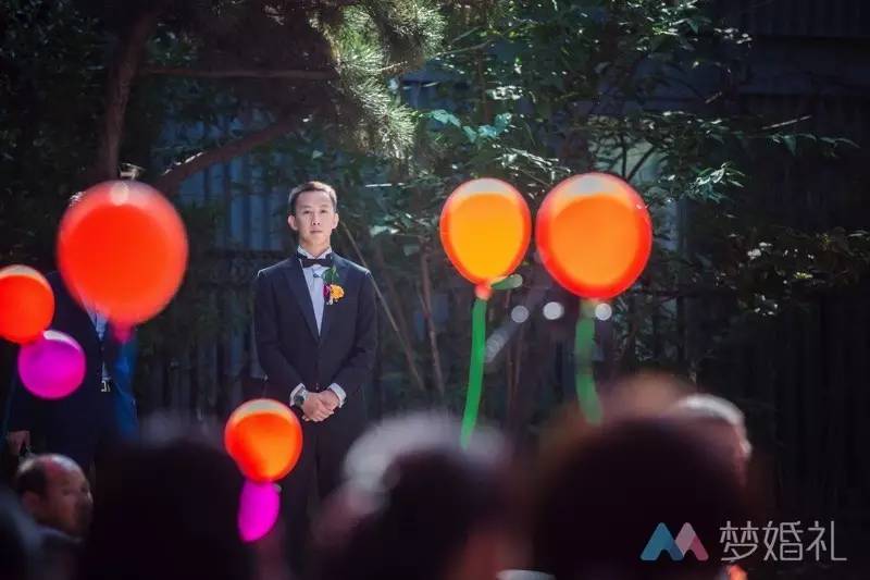 这场还原“暮光之城”的波西米亚婚礼，一只心机柯基告捷抢镜