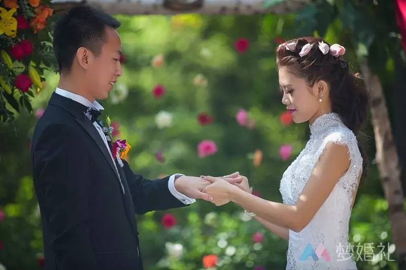 这场还原“暮光之城”的波西米亚婚礼，一只心机柯基告捷抢镜