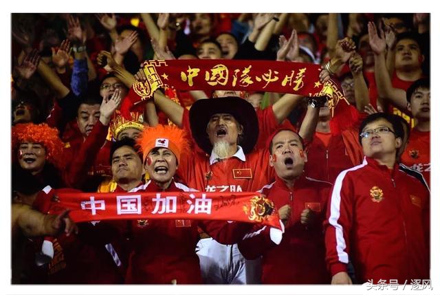 中乌之战，球迷不离不弃生死相依，组织千人赴塔什干助威国足！