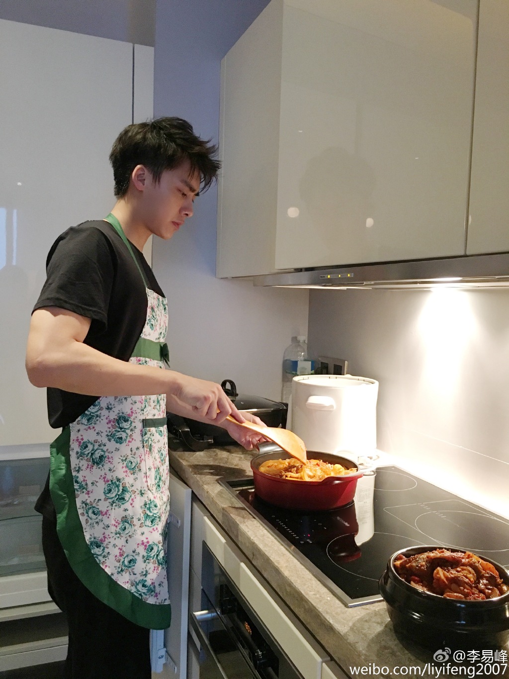 李易峰的日常照片图,李易峰年轻笑容超治愈