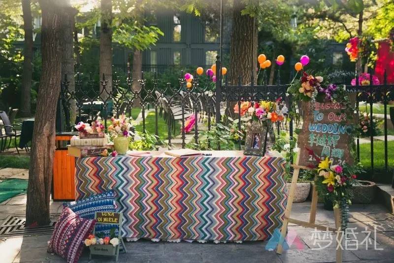 这场还原“暮光之城”的波西米亚婚礼，一只心机柯基告捷抢镜