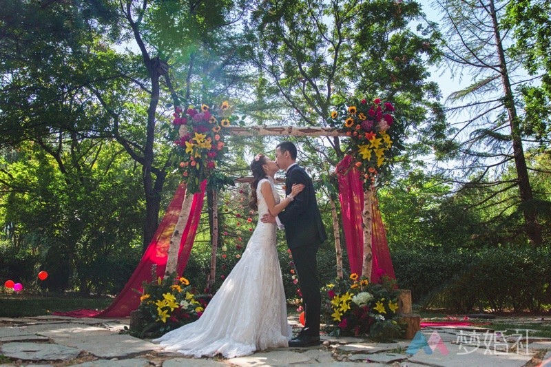 这场还原“暮光之城”的波西米亚婚礼，一只心机柯基告捷抢镜