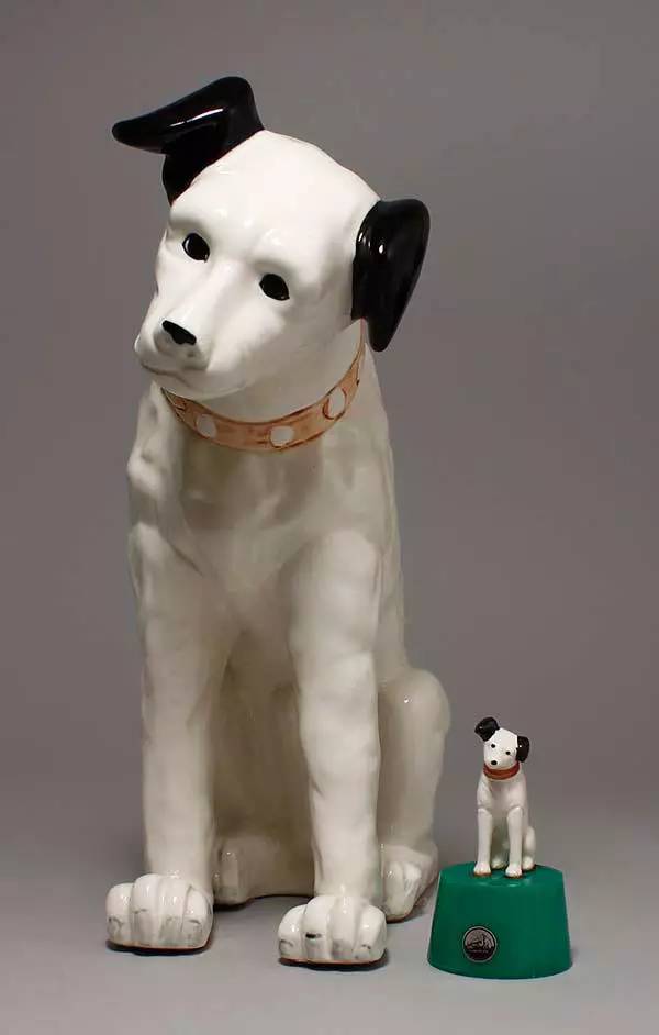 小狗尼帕Listen to His Masters Voice