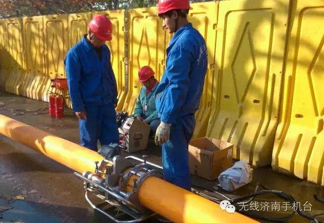 女子饭店吃饭摔倒朋友去扶也摔倒,女子饭店吃饭摔倒