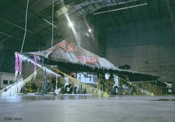 零下100摄氏度飞机被冻在半空,零下100度飞机瞬间冻住