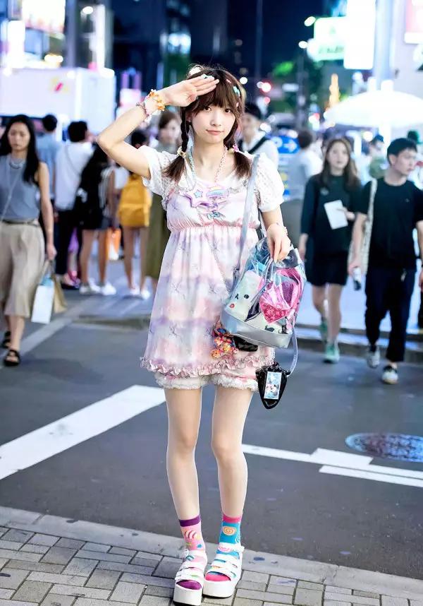 韩系休闲风简约好驾驭的早春穿搭,韩系风街拍穿搭