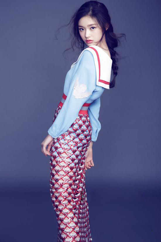 撞衫谁更尴尬,20岁关晓彤撞衫34岁唐嫣谁更美呢