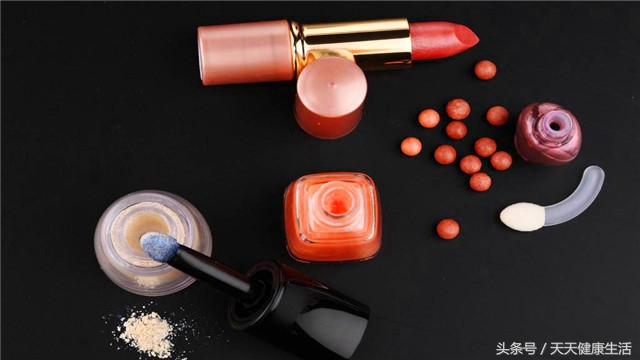 女孩眼睛角膜溃疡,小朋友眼角膜红是什么原因怎么办