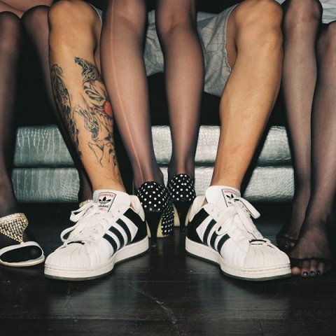 耐克阿迪达斯鞋子怎么辨别真假,阿迪达斯史密斯鞋怎么辨别真假