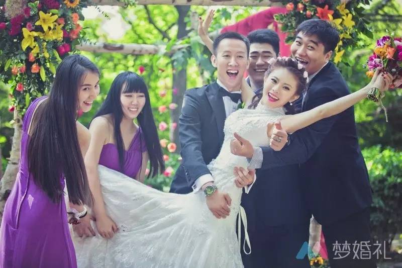 这场还原“暮光之城”的波西米亚婚礼，一只心机柯基告捷抢镜