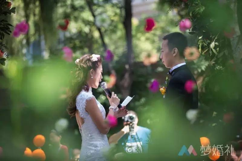 这场还原“暮光之城”的波西米亚婚礼，一只心机柯基告捷抢镜