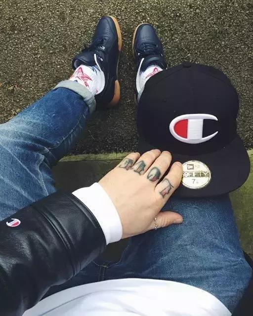 穿了一件很喜欢的卫衣,champion卫衣连帽和圆领