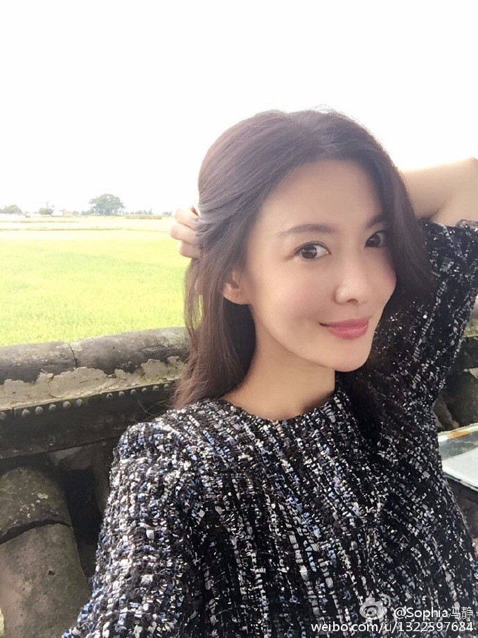 吃了一只大闸蟹的美女被新浪等各大媒体封为“螃蟹女神”