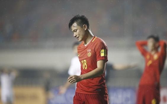 不胜反输成国庆第一堵！国足门将送礼叙利亚门将如演员卧草都太坑