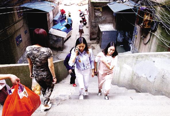 90后两个女孩的家庭居多,两个90后小姑娘农村养老