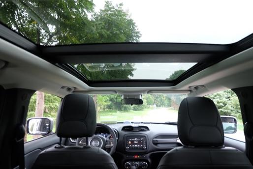 2023款jeep自由侠高性能版,海外试驾全新jeep自由侠