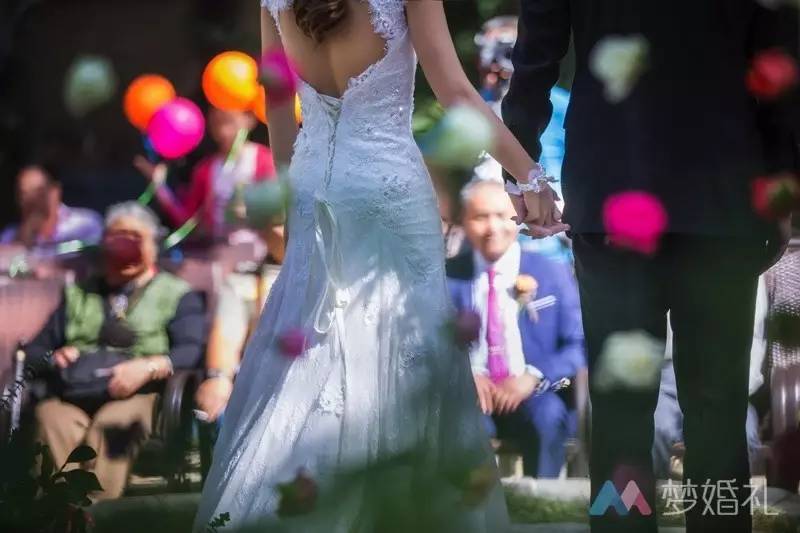 这场还原“暮光之城”的波西米亚婚礼，一只心机柯基告捷抢镜