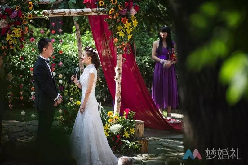 这场还原“暮光之城”的波西米亚婚礼，一只心机柯基告捷抢镜