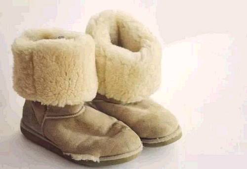 一双丑到爆的棉鞋火了几十年，年销90亿，夏天也有爆款，靠一反时尚毒招