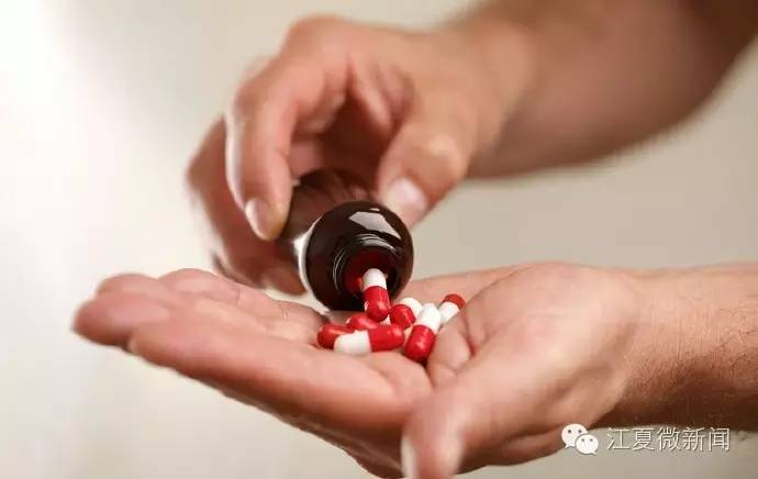 我伙呆!开着开着就饿了!两货车停高速应急车道,4人下车做饭...