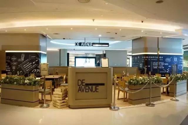 满记甜品在香港新开的旗舰店里卖起了意粉、披萨和烤玉米