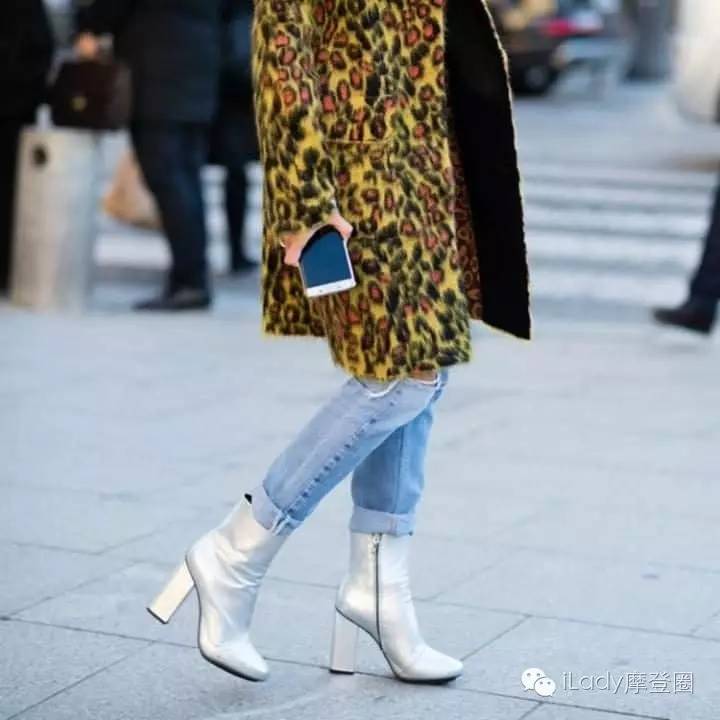 今年最火的短靴白色显瘦,2022最流行的鞋子百搭短靴