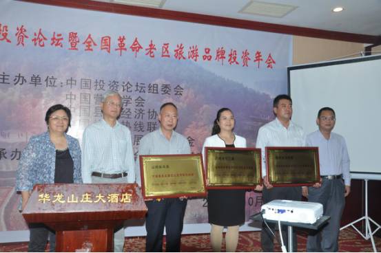 中国游客在韩国免税店前排队购物,中国游客到韩国免税店