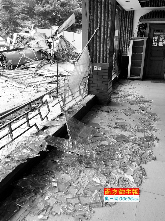 合同到期租户不搬出商铺怎么办,合同到期租户不退场能够断水电吗