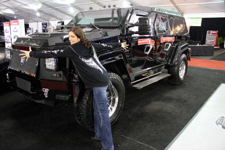 女土豪开1800万“装甲车”验车上牌，比12辆奥迪Q7还贵！