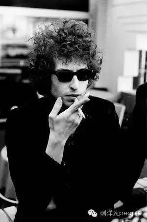 鲍勃迪伦就像滚动的石头歌词,鲍勃迪伦像一块滚石