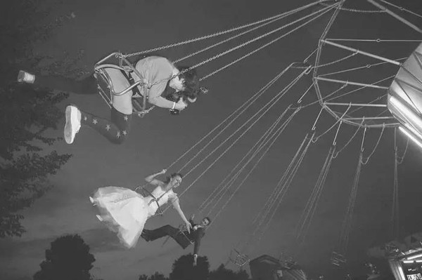 婚纱照俏皮可爱拍照姿势,摄影师给别人拍照的姿势