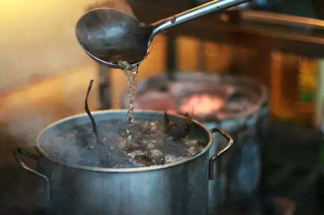 青松叶、红炭火，小院儿里有饭菜香