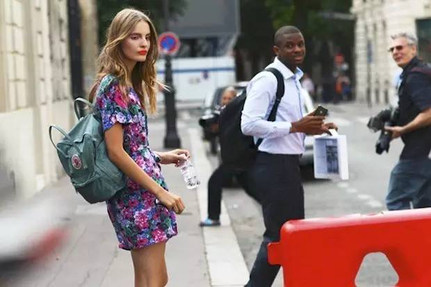 又土又时尚的书包,小学生又沙雕又可爱的帆布包