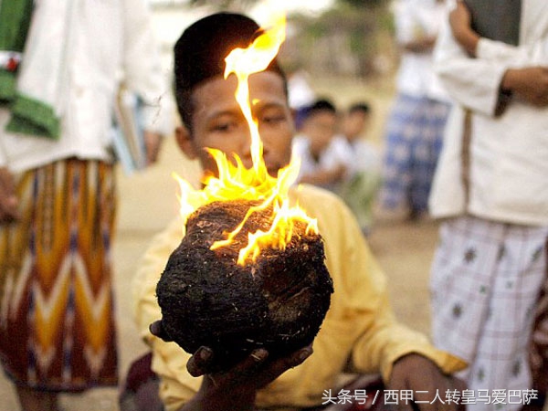 如果足球是燃烧的，那踢球者是什么样的体检？有人这么做了