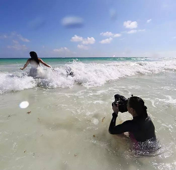 婚纱照俏皮可爱拍照姿势,摄影师给别人拍照的姿势
