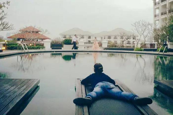 婚纱照俏皮可爱拍照姿势,摄影师给别人拍照的姿势