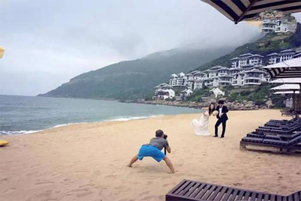 婚纱照俏皮可爱拍照姿势,摄影师给别人拍照的姿势