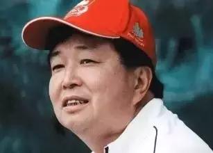 从*血卖**为生的穷小子到横跨政商两届的人物，你不认识他但一定..