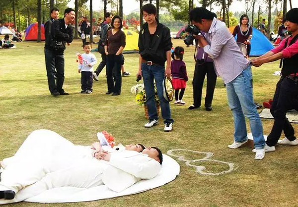 婚纱照俏皮可爱拍照姿势,摄影师给别人拍照的姿势