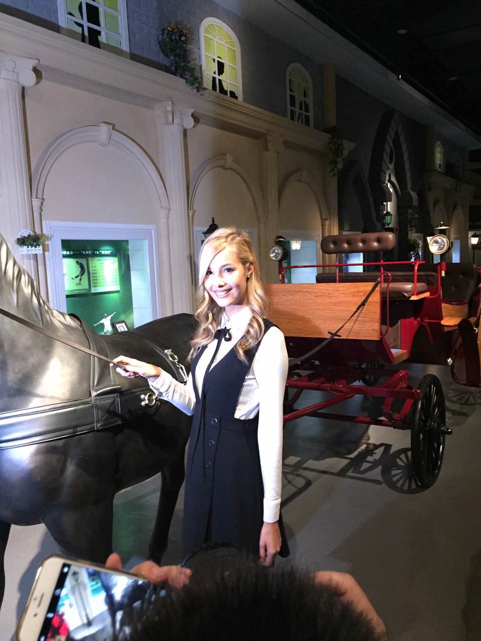 美艳！鲁能外援佩莱女友瓦尔加参观淄博足球博物馆！