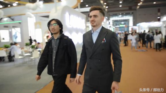 中国学生经历了外国穿搭改造之后，变化不可思议！【给力改造】