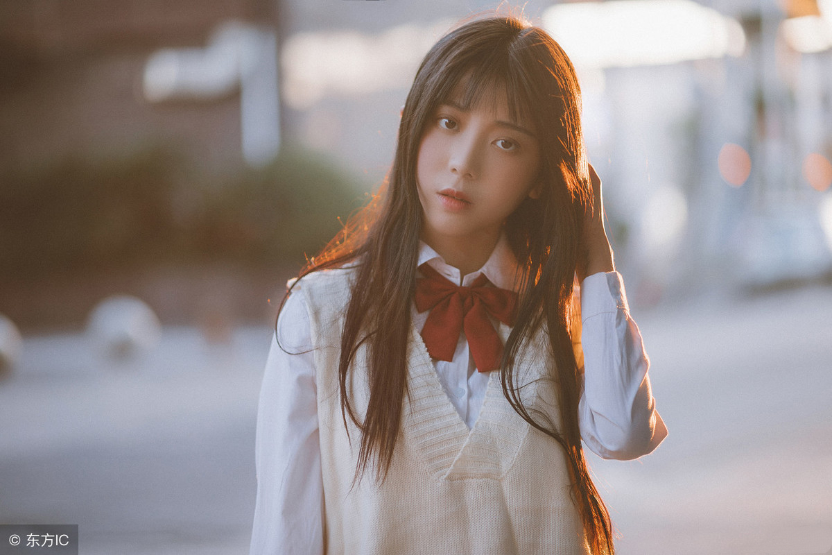 小说：小伙跟两个校花共进晚餐，又被奖励一千亿