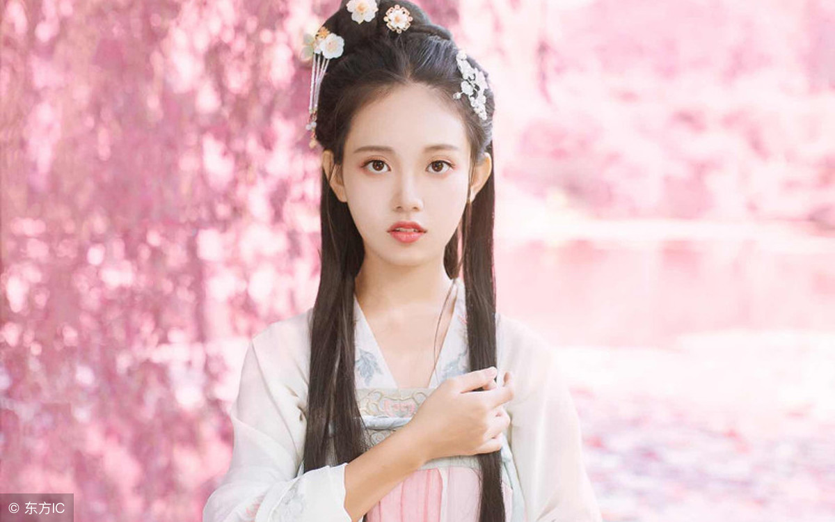 小说：她服下解毒丹后，脸上的黑色胎记没了，却被女子说她偷丹药